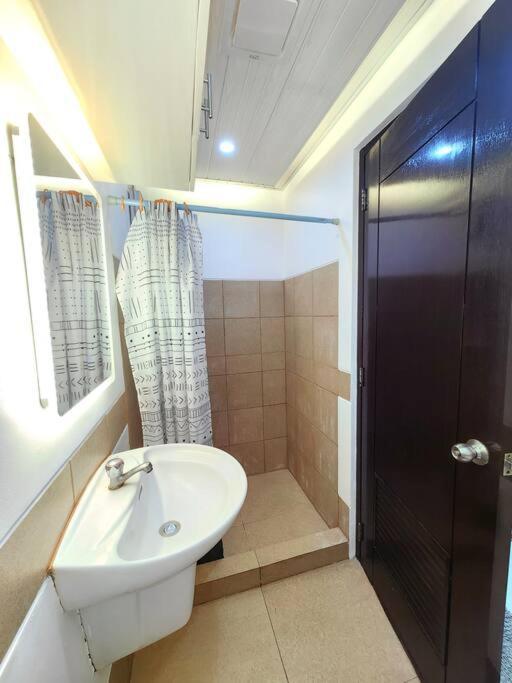 Condotel Near Airport Terminals Apartment *
